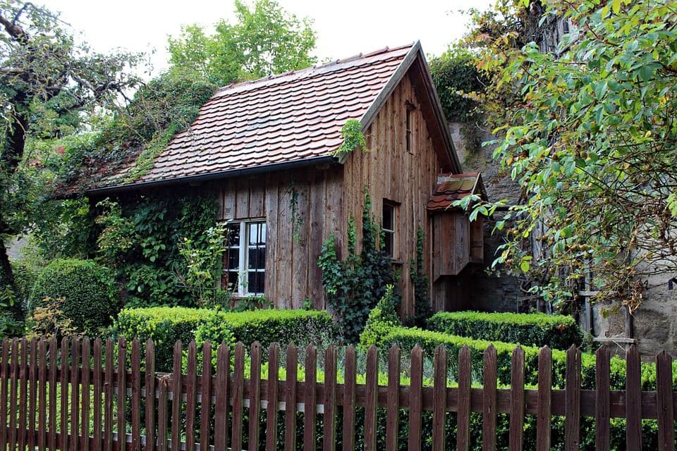 Garage de jardin : bois, métal ou carport ? Le bon choix